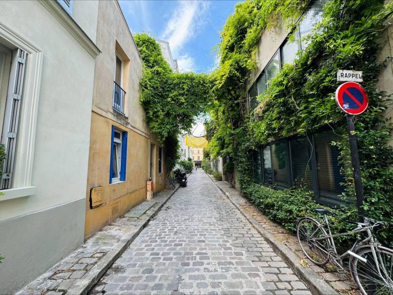 Appartement de type Loft à vendre de trois pièces deux chambres rue des Thermopyles à Paris 14ème.