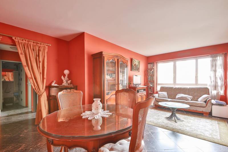 Séjour lumineux dans un appartement 3 pièces à vendre dans Paris 14ème 