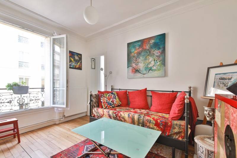 Pièce de vie lumineuse exposé ouest dans un appartement 2 pièces à vendre dans le 14ème arrondissement 