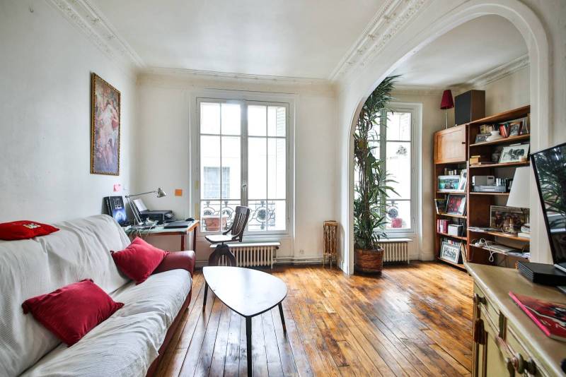 VENDU : appartement de 4 pièces et 2 chambres à rafraichir situé à Paris XVème Nord à proximité du métro La Motte-Picquet