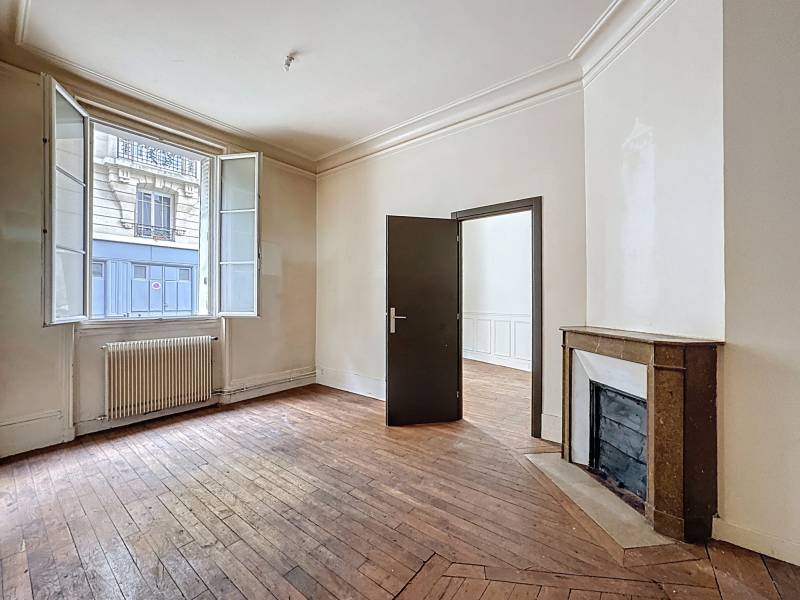 Séjour lumineux avec parquet ancien dans un appartement de 45m² dans Paris 14ème Pernety 