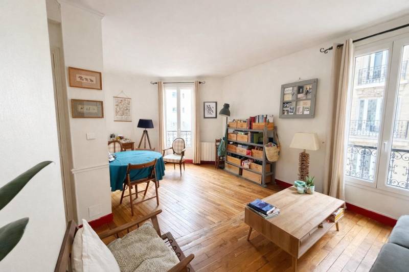 Pièce de vie spacieuse et lumineuse dans un appartement situé rue d'Alésia