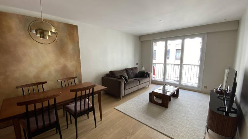 Séjour lumineux avec balcon appartement Paris 14