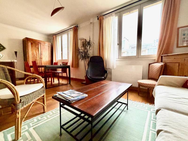 Double séjour lumineux avec beaux volumes dans un duplex Paris 14