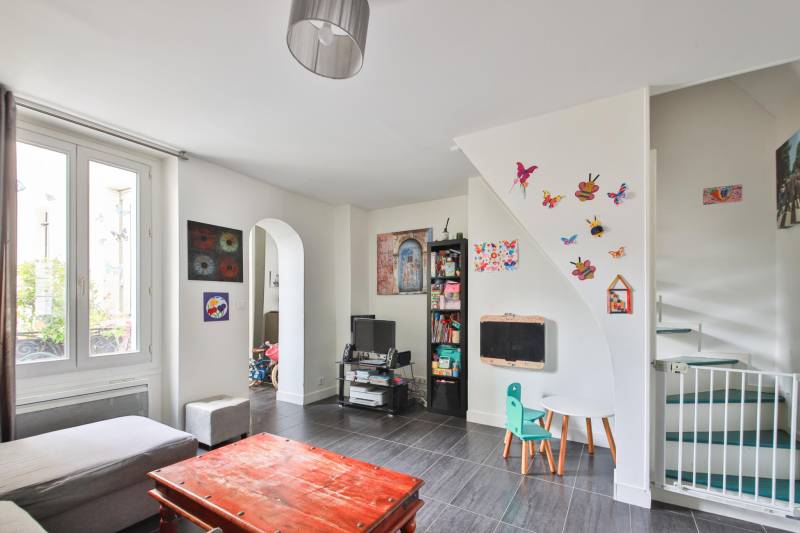 Séjour lumineux duplex Paris 15ème proche métro Dupleix 3 pièces