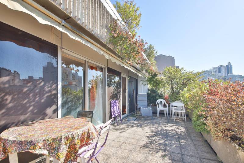 Terrasse de 26m² dans un appartement à vendre Paris 15 
