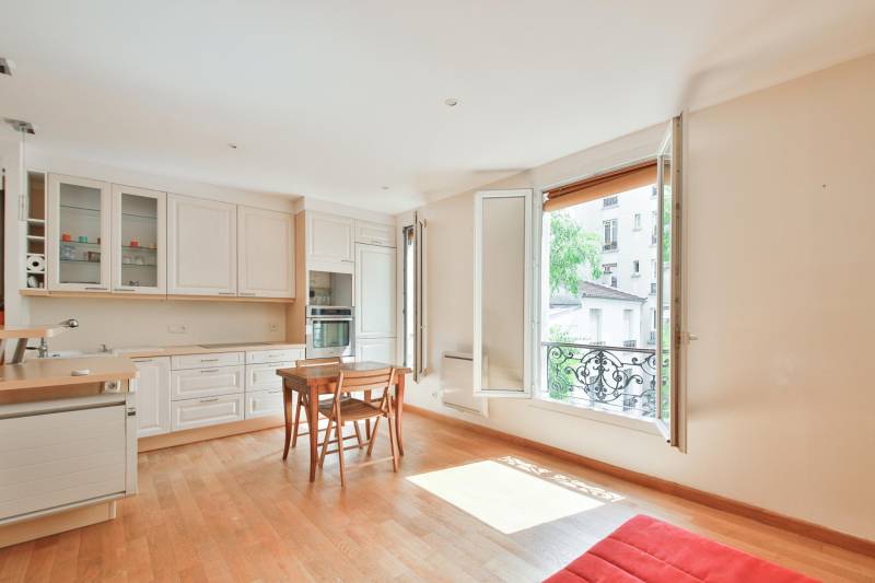 Salon séjour lumineux sur cour calme appartement 2 pièces Paris 14