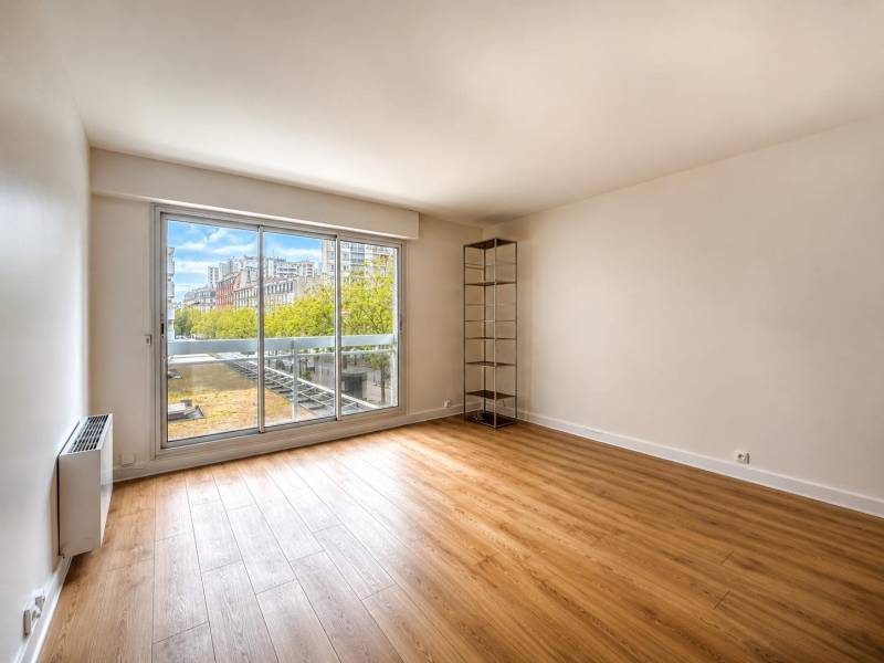 Salon séjour lumineux appartement 2 pièces proche métro Plaisance Paris 14