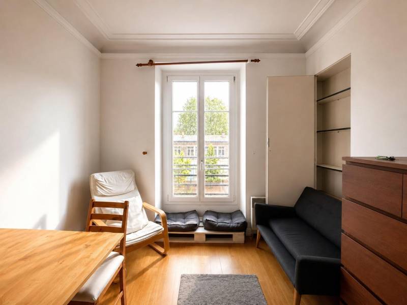 Salon séjour lumineux de 15m² appartement 2 pièces traversant Paris 14ème Mairie