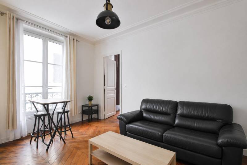Séjour lumineux d'un appartement 2 pièces à Paris 12ème, proche du métro michel bizot 