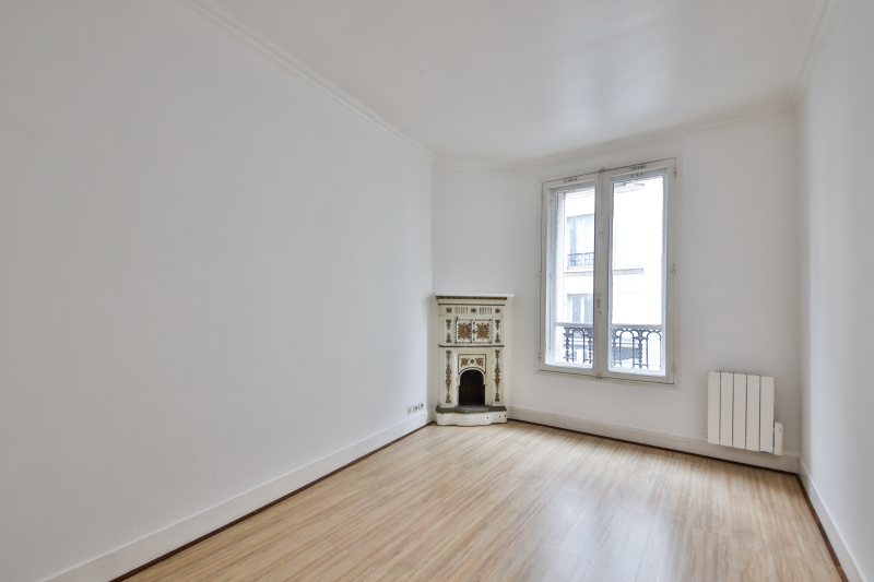 Séjour avec cheminée prussienne donnant sur la rue raymond losserand à paris 14ème  