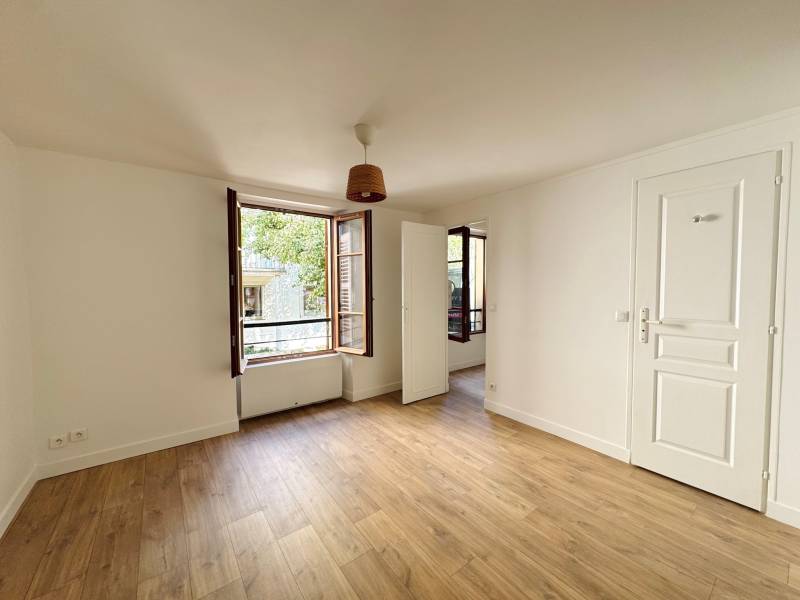  Pièce de vie lumineuse avec vue dégagée, parquet chaleureux