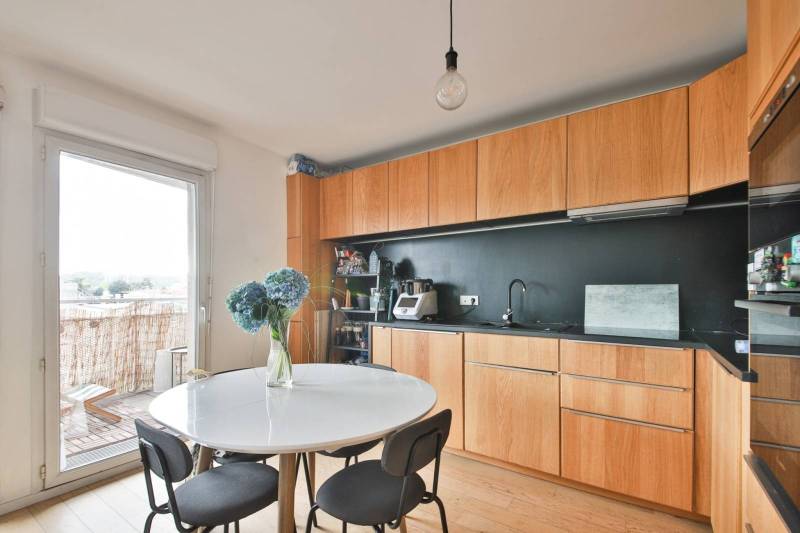 Cuisine ouverte aménagée et équipée dans un appartement moderne à Bobigny 