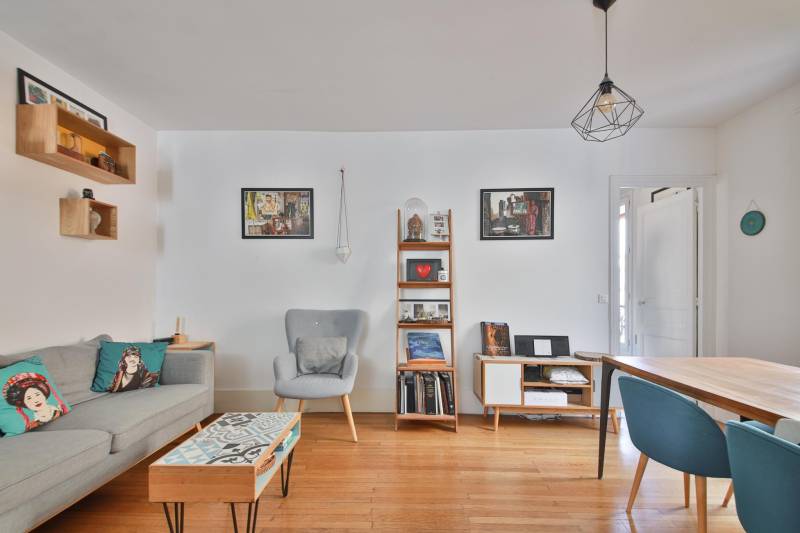 Grand séjour lumineux dans un appartement traversanr dans Paris 14ème 