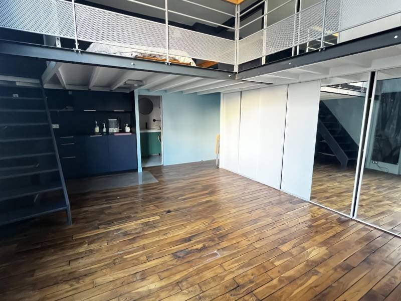 Pièce principale dans un ancien atelier d'artiste dans le 14ème arrondissement de Paris
