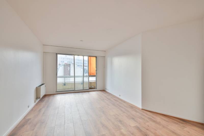 Séjour spacieux et lumineux avec vue dégagée dans un appartement à Paris 15ème Convention