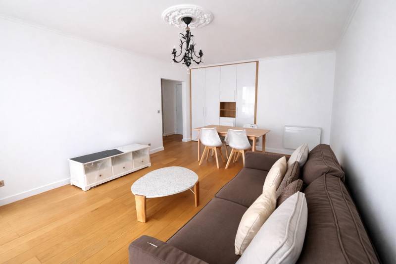 Appartement T3 meublé 73m² avec balcon filant et vue Tour Eiffel, proche métro Dupleix dans le 15ème arrondissement de Paris