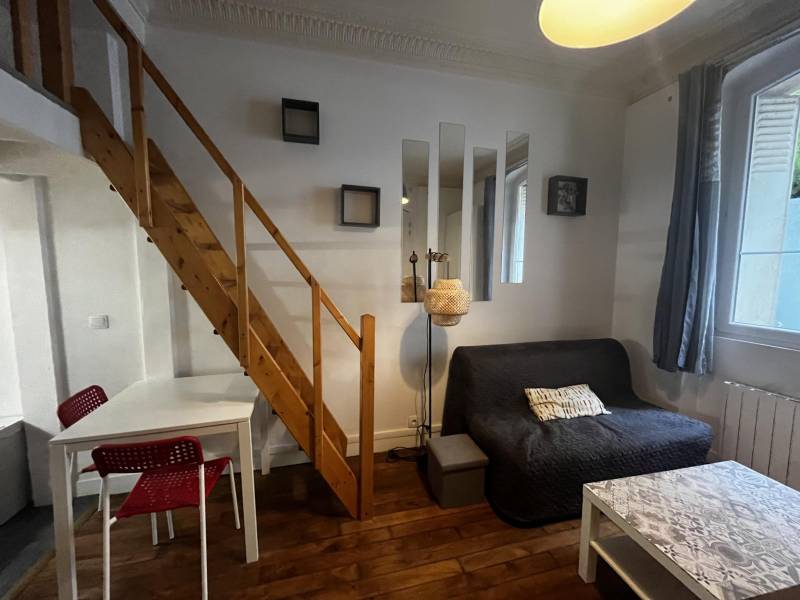 Séjour lumineux avec cuisine ouverte dans un studio à louer rue de Vouillé