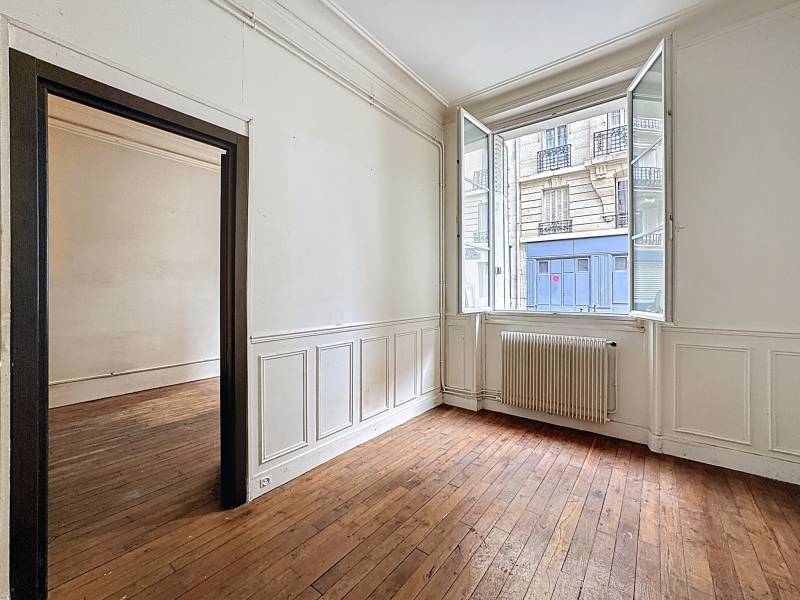 Séjour spacieux et lumineux avec charme de l'ancien dans un appartement à vendre à Paris 14ème 