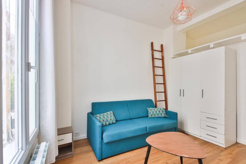 Pièce de vie avec coin nuit en mezzanine dans un appartement atypique rue des Thermopyles à Paris 14