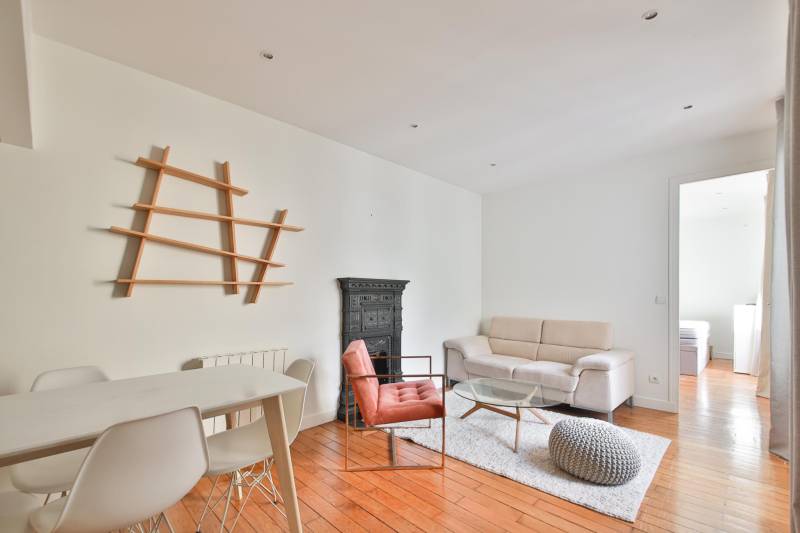 Aménagement moderne et fonctionnel pour ce séjour baigné de soleil au cœur du 14ème 