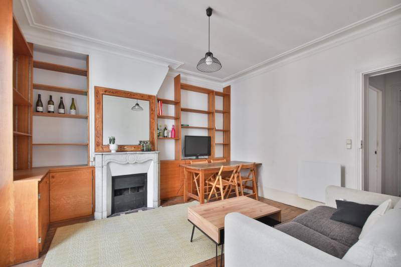 Salon avec parquet et charme de l'ancien dans un T3 à Paris 14