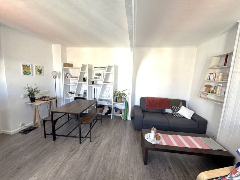 Autre vue de la pièce de vie meublée