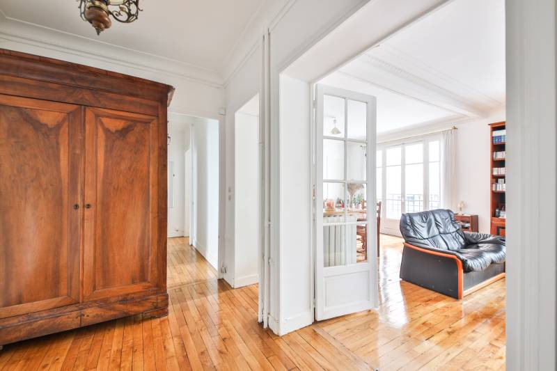 Entrée spacieuse et lumineuse offrant une belle circulation entre les pièces dans le 15ème arrondissement de Paris situé proche de Javel