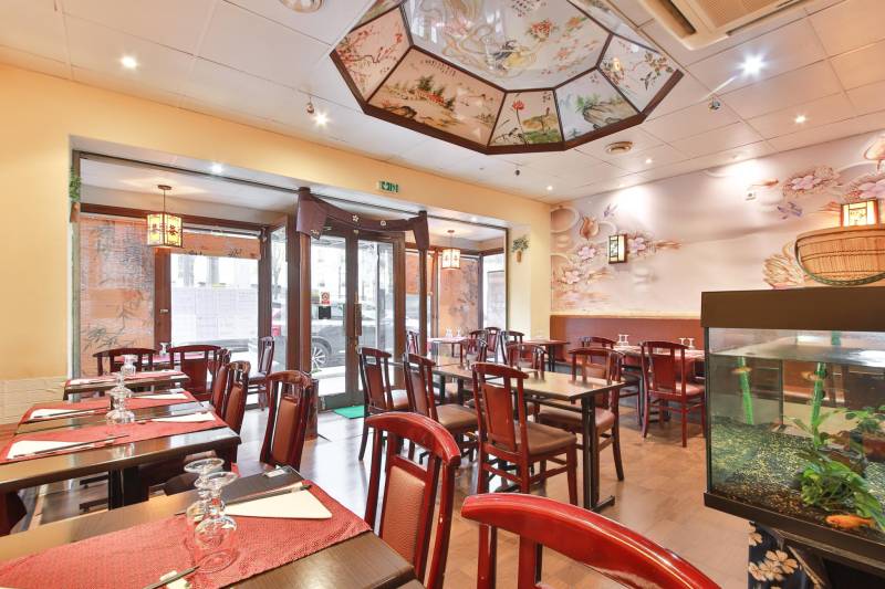 Salle de restaurant avec aménagement bar