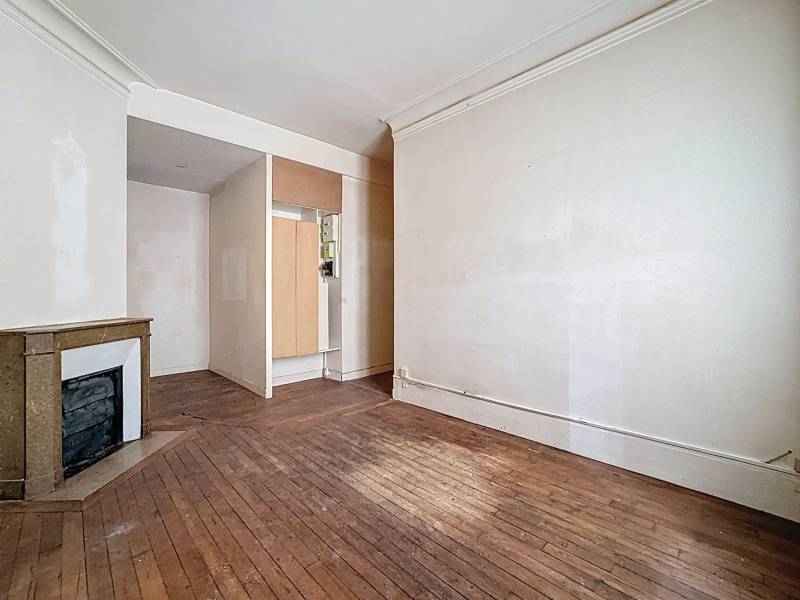 Pièce de vie avec beaux volumes et parquet dans un appartement Paris 14ème Village Pernety