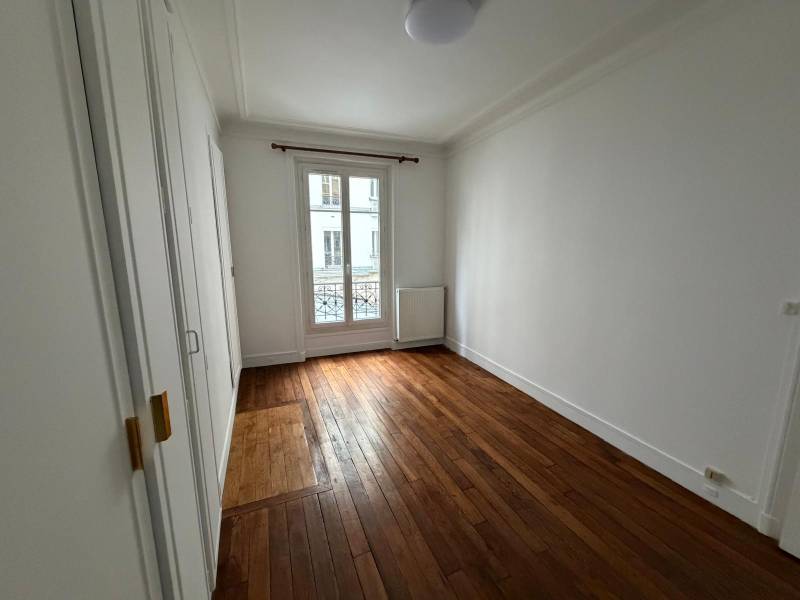 Espace nuit agréable et lumineux, idéal pour une résidence principale dans le 14ème de Paris  