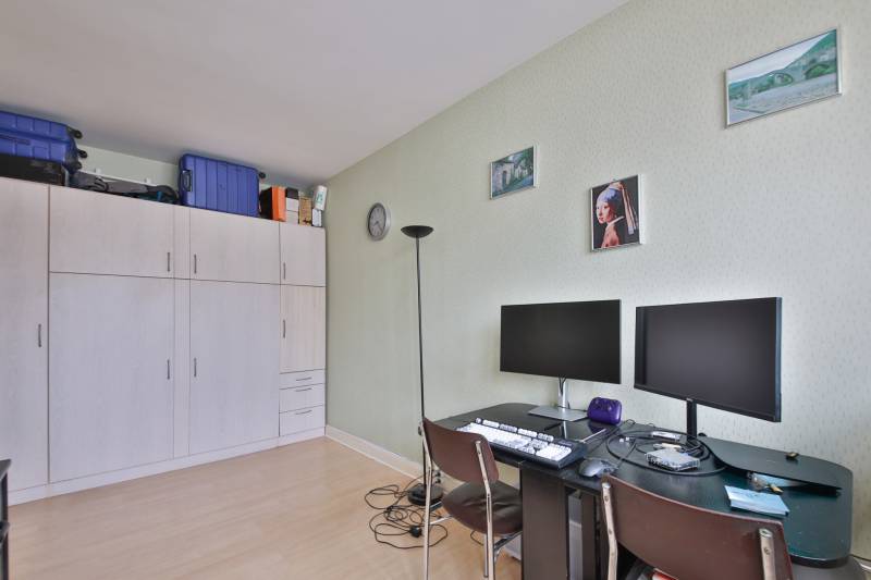 Autre vue de la pièce de vie d'un studio à vendre