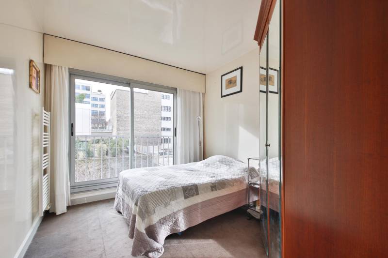 Chambre au calme absolu sur cour dans un appartement 2 pièces à Paris 15ème