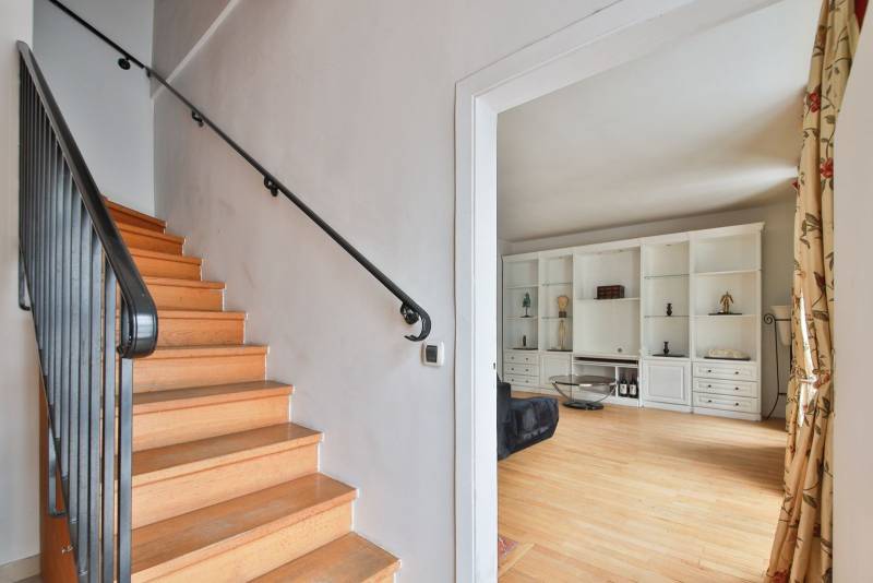 Escalier intérieur du duplex Paris 15 Lowendal reliant les deux niveaux du bien