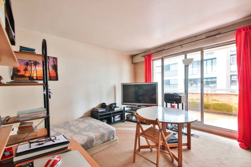 Salon séjour lumineux avec accès direct sur la terrasse par baie vitrée