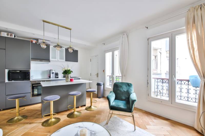 Pièce de vie en parfait état avec ilot central ouvert sur séjour avec deux fenêtres