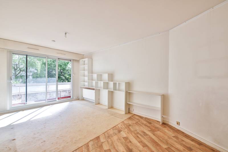 Grand séjour lumineux avec accès balcon