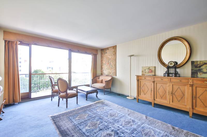 Pièce de vie de 22m² donnant accès direct sur le balcon ensoleillé à Paris XIVème