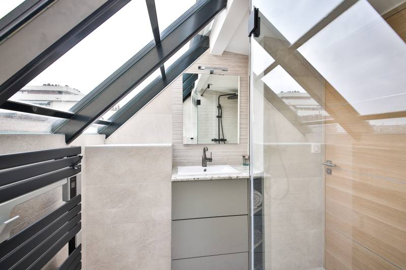 Appartement rénové avec terrasse 5 pièces rue de Lourmel paris 15 - VENDU