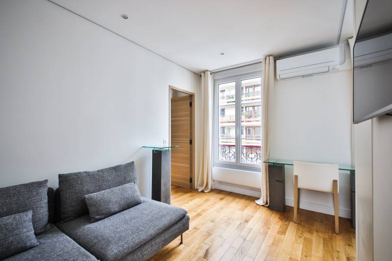 Appartement rénové avec terrasse 5 pièces rue de Lourmel paris 15 - VENDU
