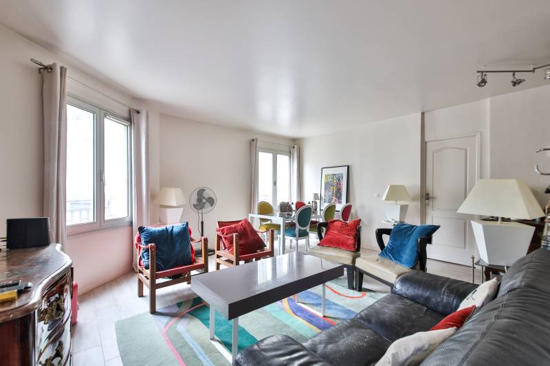 séjour spacieux de 27m2 avec trois fenêtres au calme a pernety dans le 14eme 