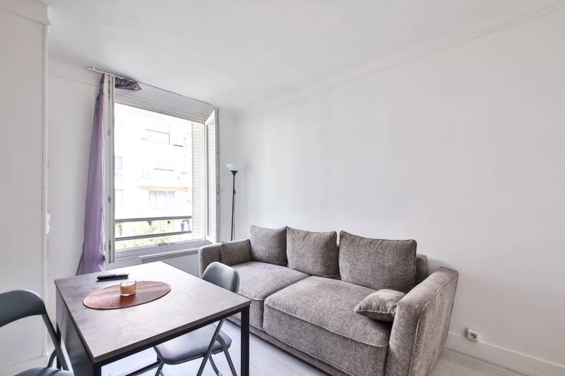 Un séjour optimisé et lumineux avec canapé convertible idéal pour les étudiants ou les investissement locatifs