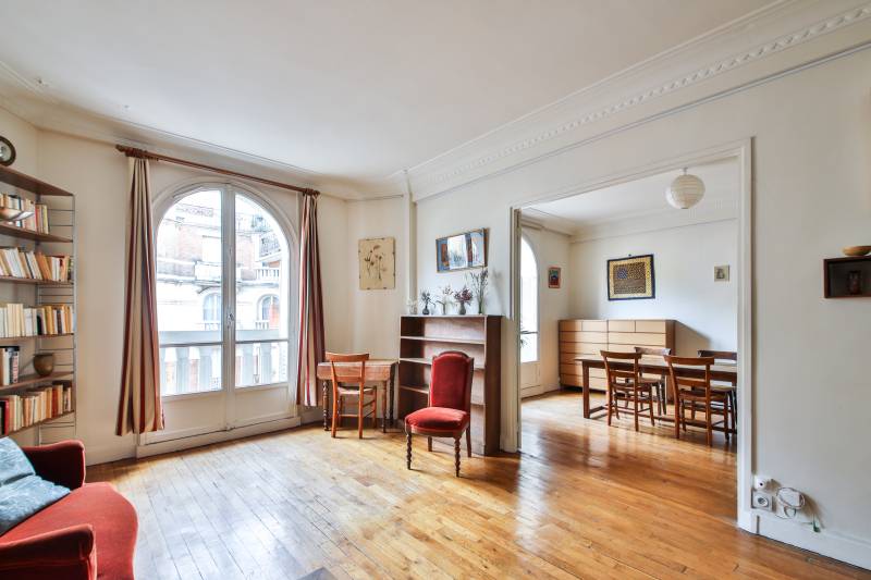 Appartement de 78m² à vendre, Mairie du 14ème. Double séjour, chambre, cuisine équipée. Cave et local à vélos, proche métros 4 et 6