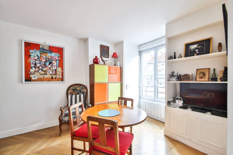 séjour sans perte de place refait a neuf avec des matériaux de qualités rue Raymond Losserand à Paris 14ème