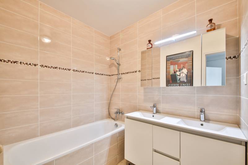 Salle de bain au grand format avec baignoire King size en parfait état.