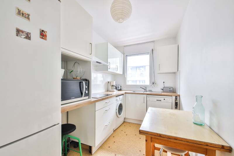 Une cuisine aménagée et équipée ouvrable sur le séjour permettant d'agrandir la pièce de vie.