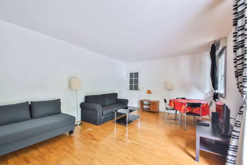 Un vaste séjour lumineux donnant sur loggia pouvant être lié à une cuisine ouverte