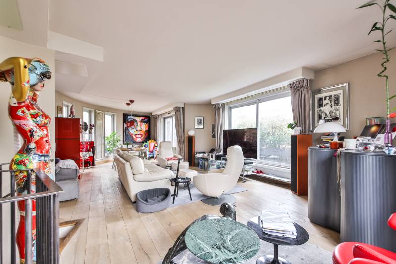 Vaste séjour de 50m2 avec triple exposition pour recevoir.