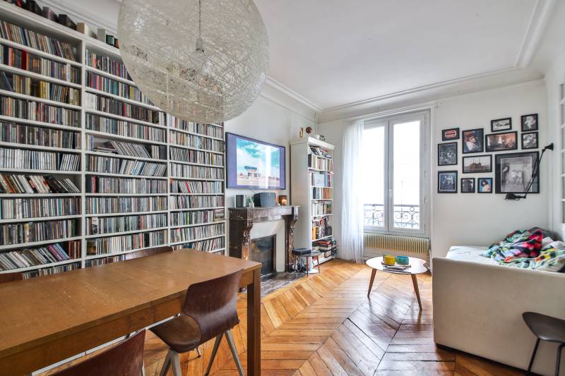 Un séjour dans le style ancien en parfait état et lumineux 