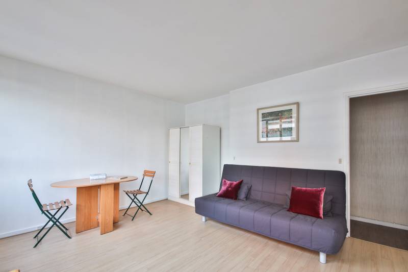 Un salon Chambre entièrement renové et lumineux